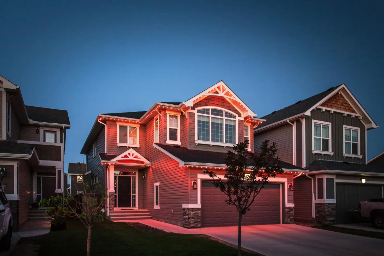 Decorate for the Holidays: Ideas and Inspiration for Red and White Outdoor Christmas Lights